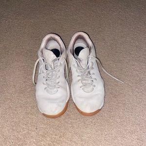 Men’s tennis shoes